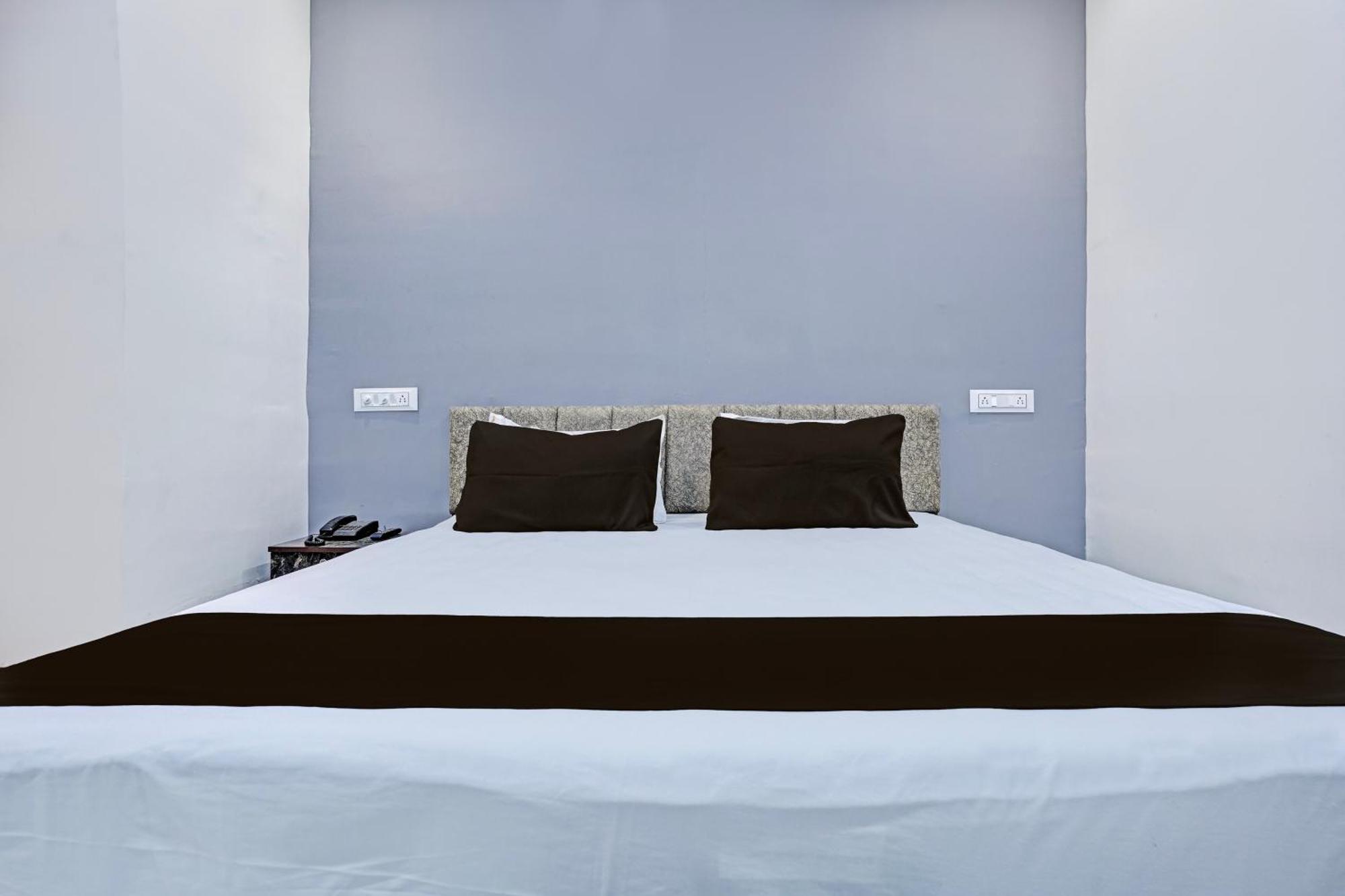 Hotel O White Palace Hotel ราชโกฎิ ภายนอก รูปภาพ