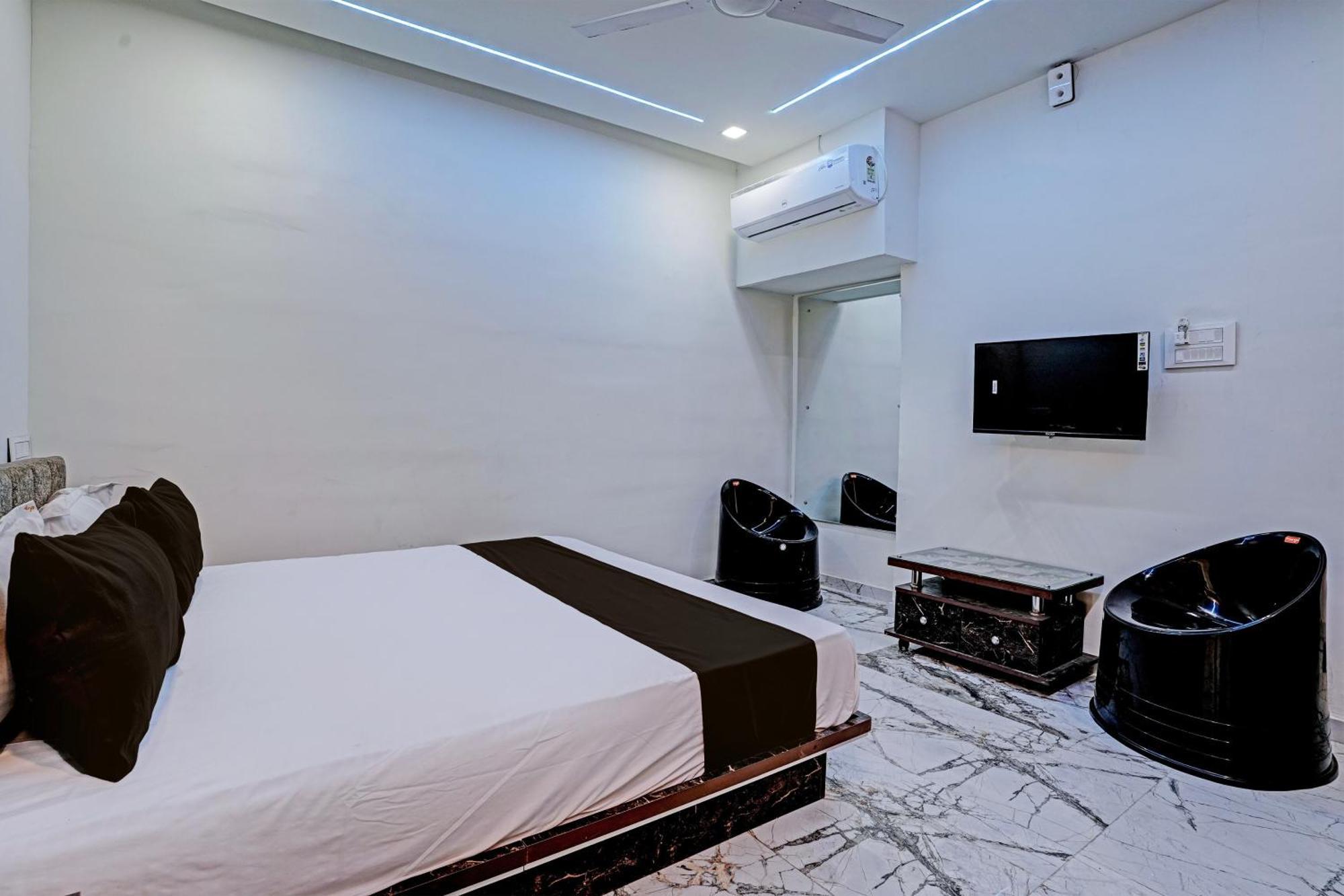 Hotel O White Palace Hotel ราชโกฎิ ภายนอก รูปภาพ