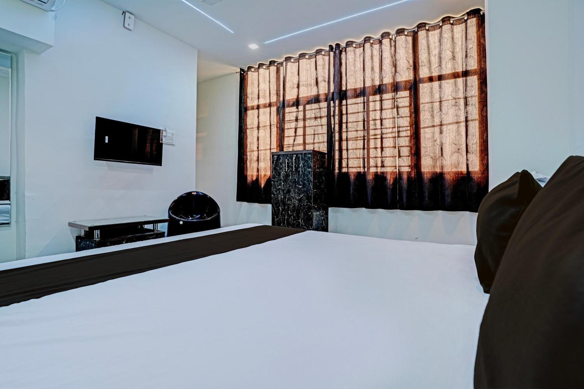 Hotel O White Palace Hotel ราชโกฎิ ภายนอก รูปภาพ