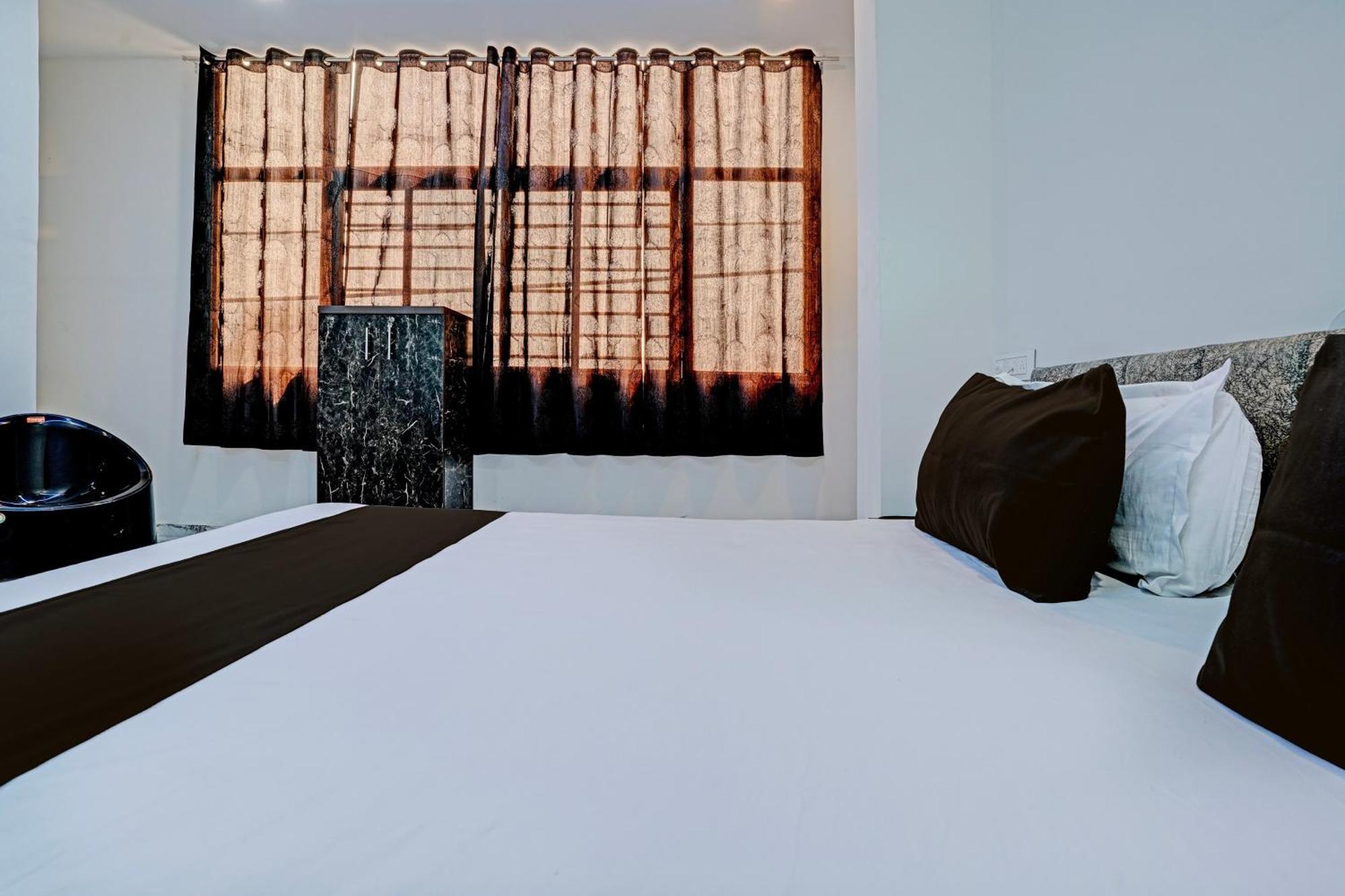 Hotel O White Palace Hotel ราชโกฎิ ภายนอก รูปภาพ