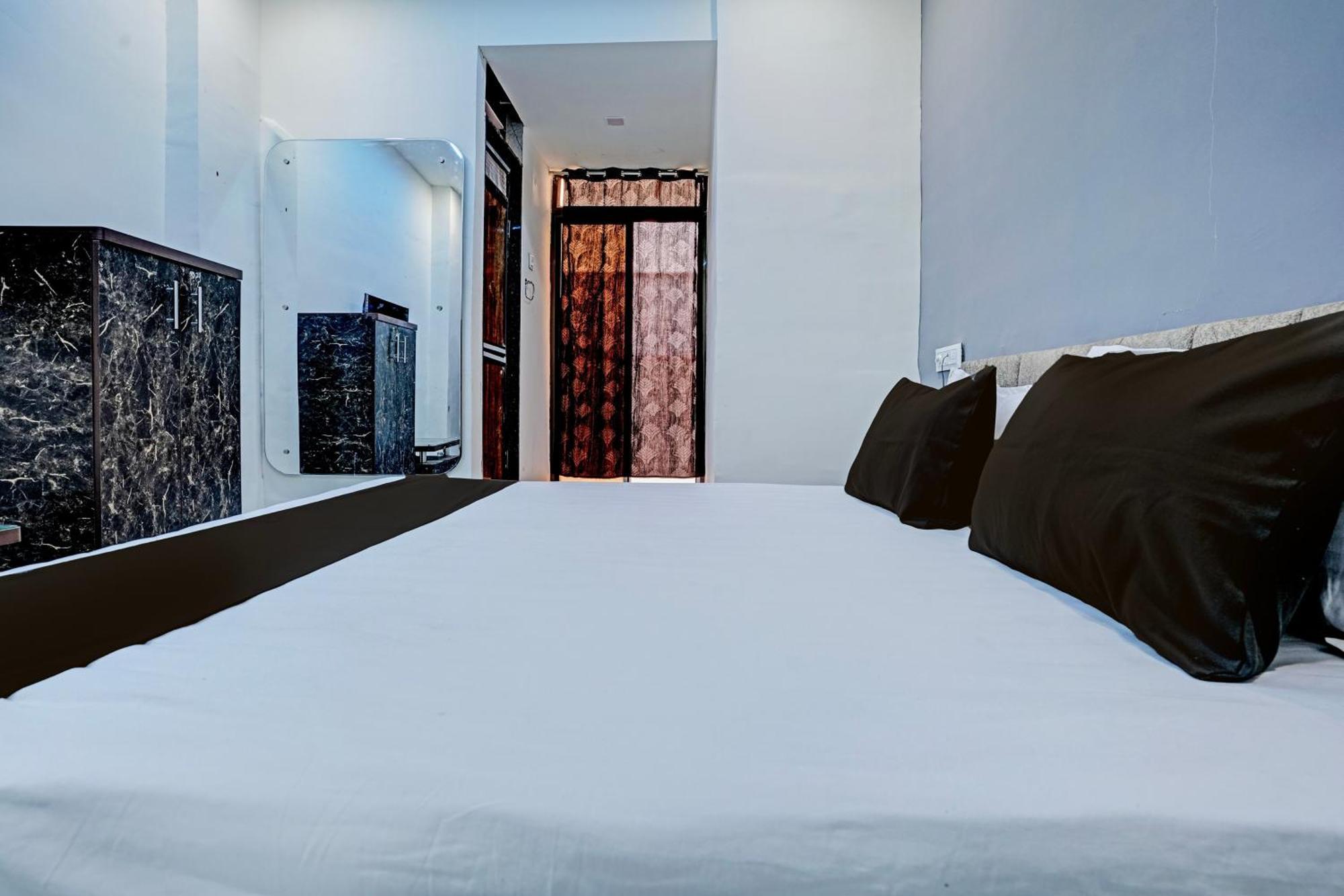 Hotel O White Palace Hotel ราชโกฎิ ภายนอก รูปภาพ
