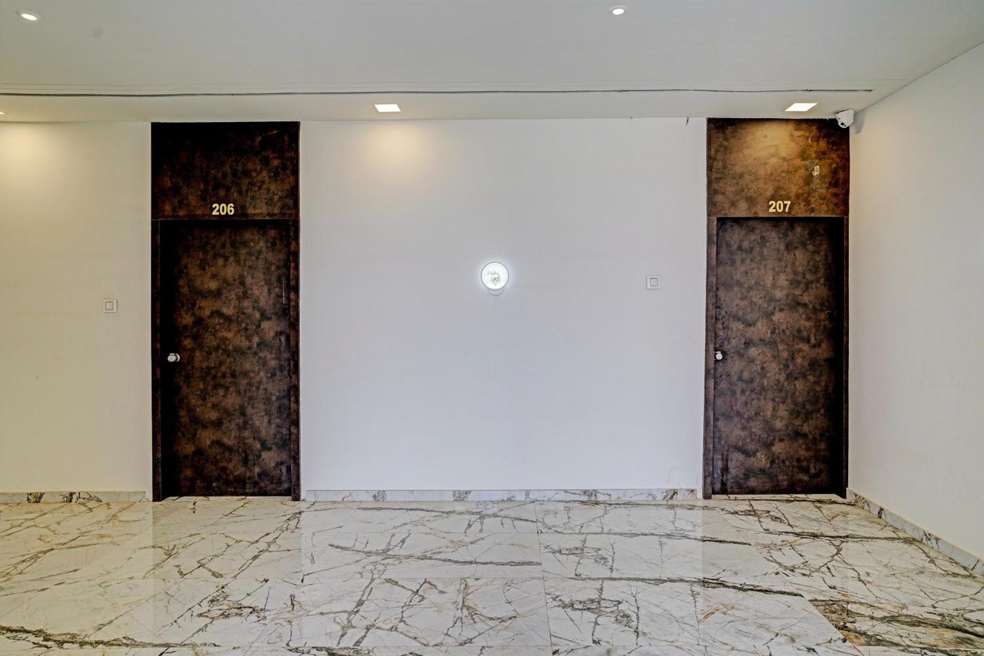 Hotel O White Palace Hotel ราชโกฎิ ภายนอก รูปภาพ