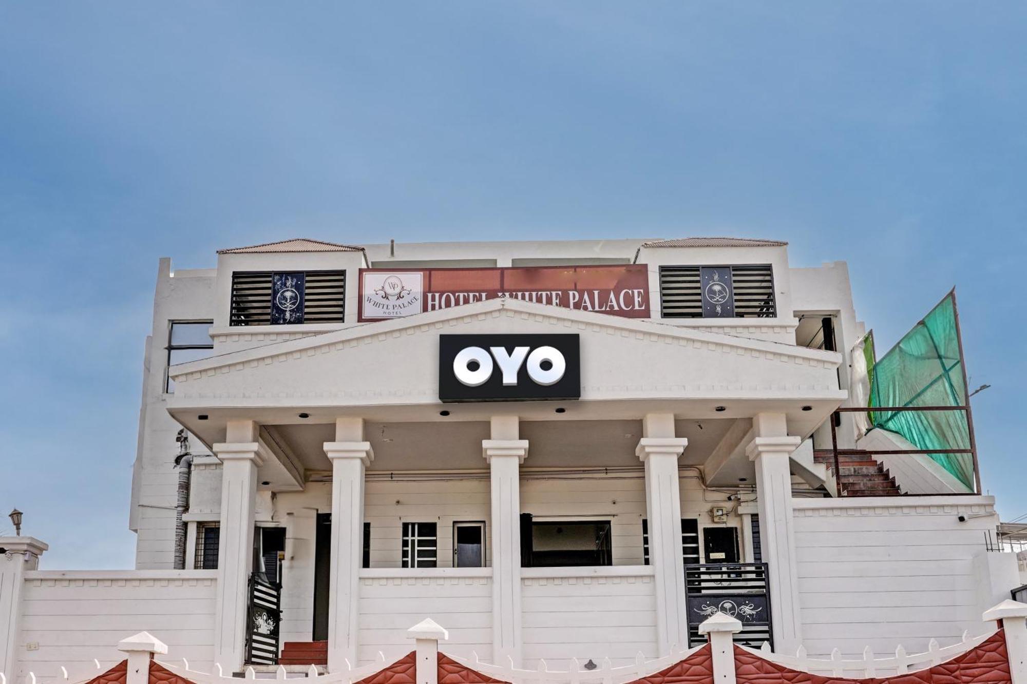 Hotel O White Palace Hotel ราชโกฎิ ภายนอก รูปภาพ