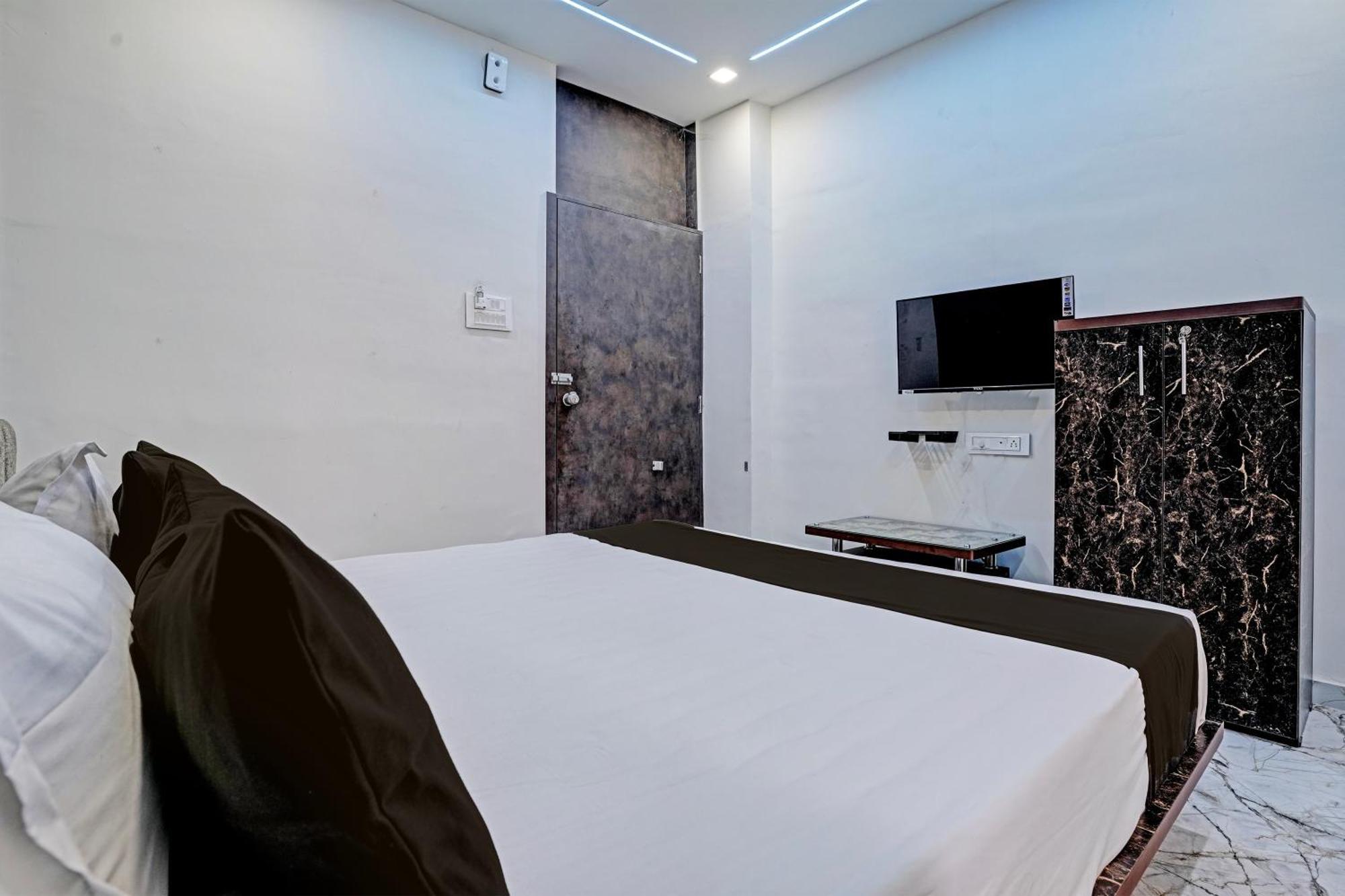 Hotel O White Palace Hotel ราชโกฎิ ภายนอก รูปภาพ
