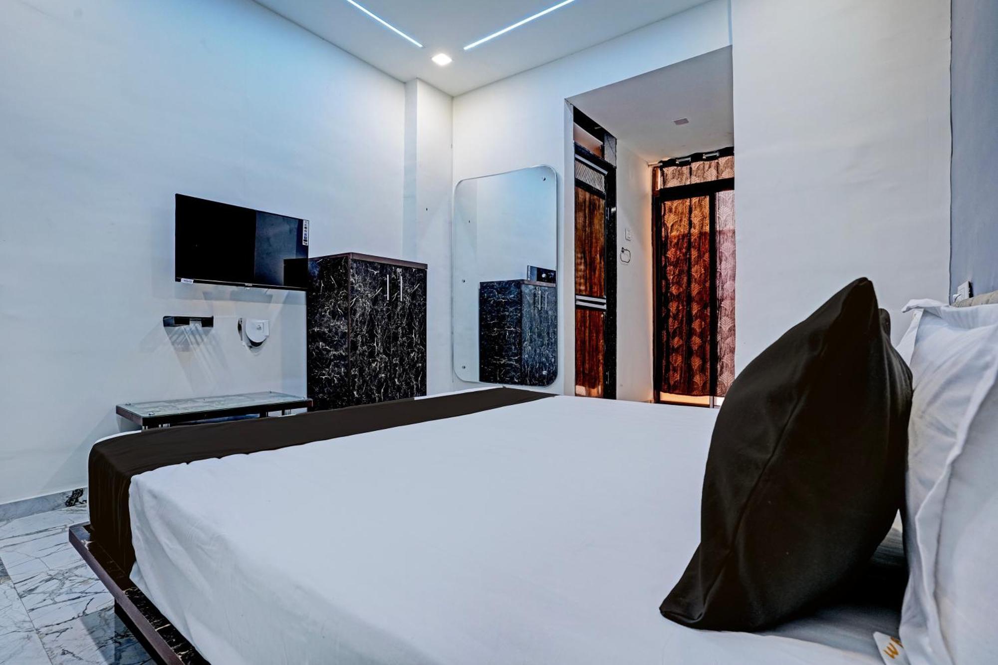 Hotel O White Palace Hotel ราชโกฎิ ภายนอก รูปภาพ