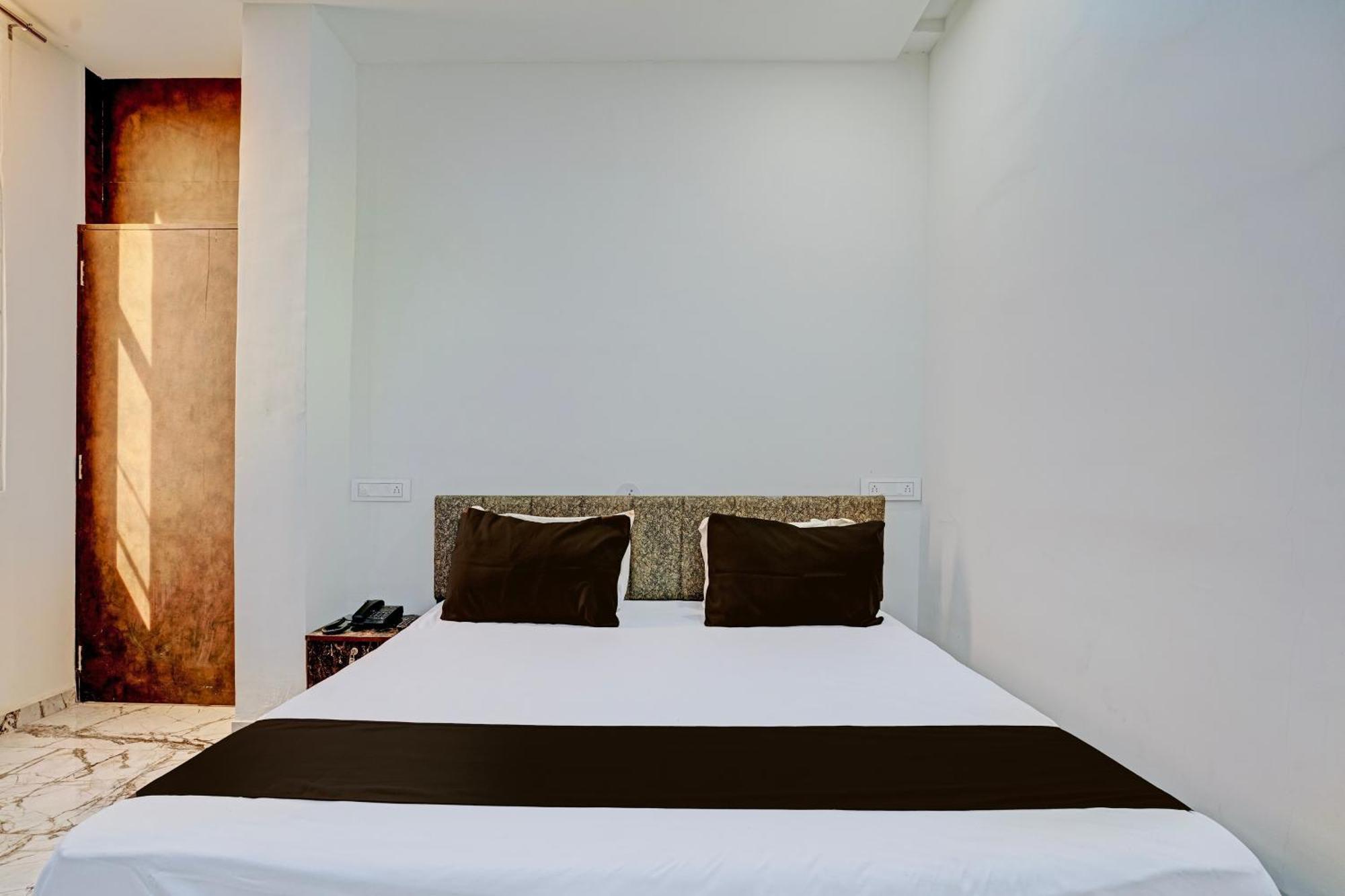 Hotel O White Palace Hotel ราชโกฎิ ภายนอก รูปภาพ