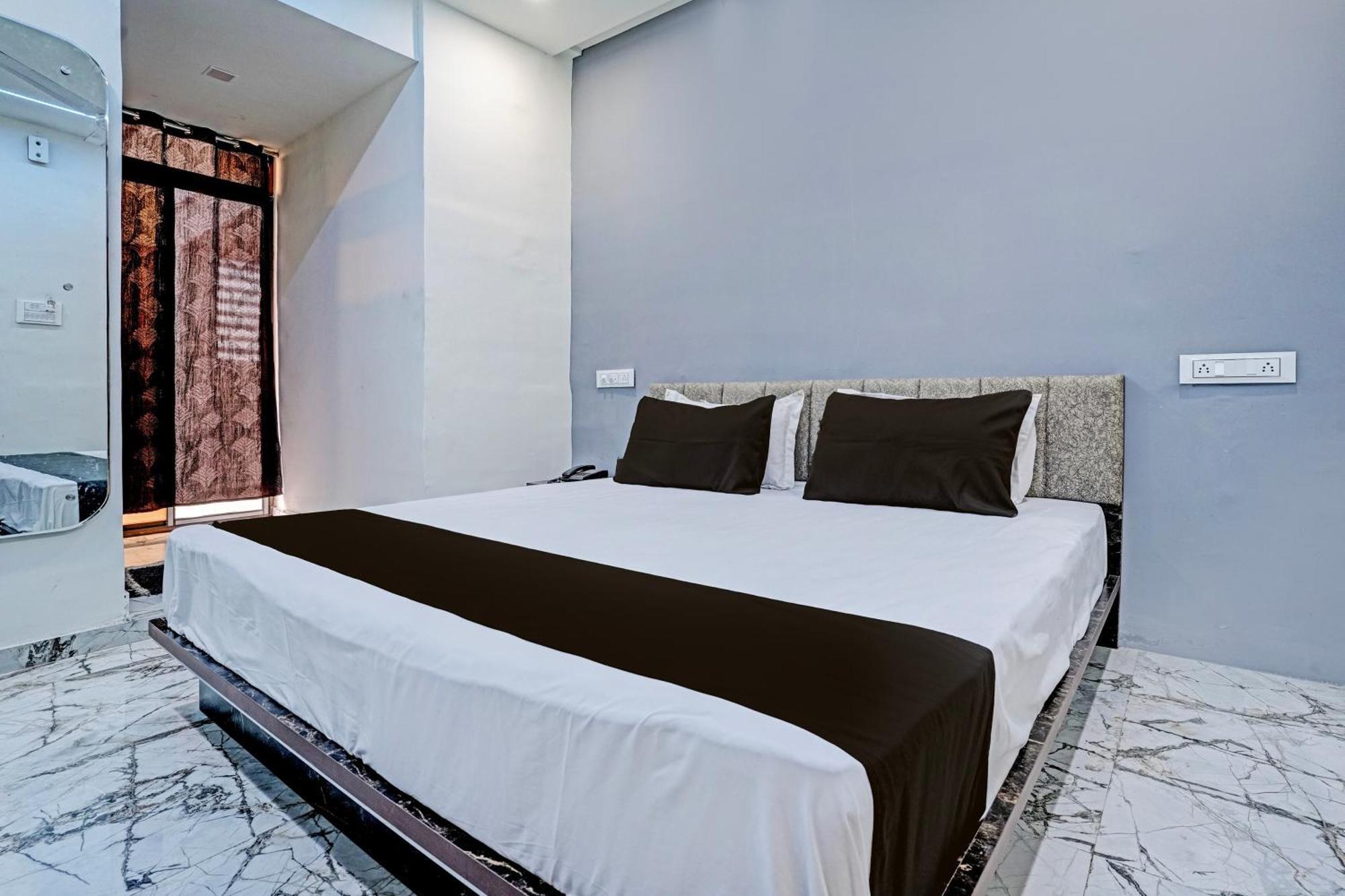 Hotel O White Palace Hotel ราชโกฎิ ภายนอก รูปภาพ
