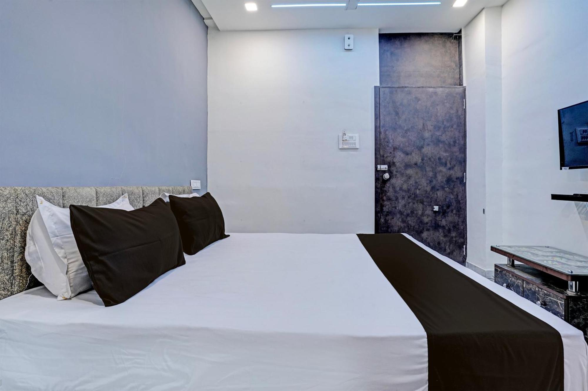 Hotel O White Palace Hotel ราชโกฎิ ภายนอก รูปภาพ