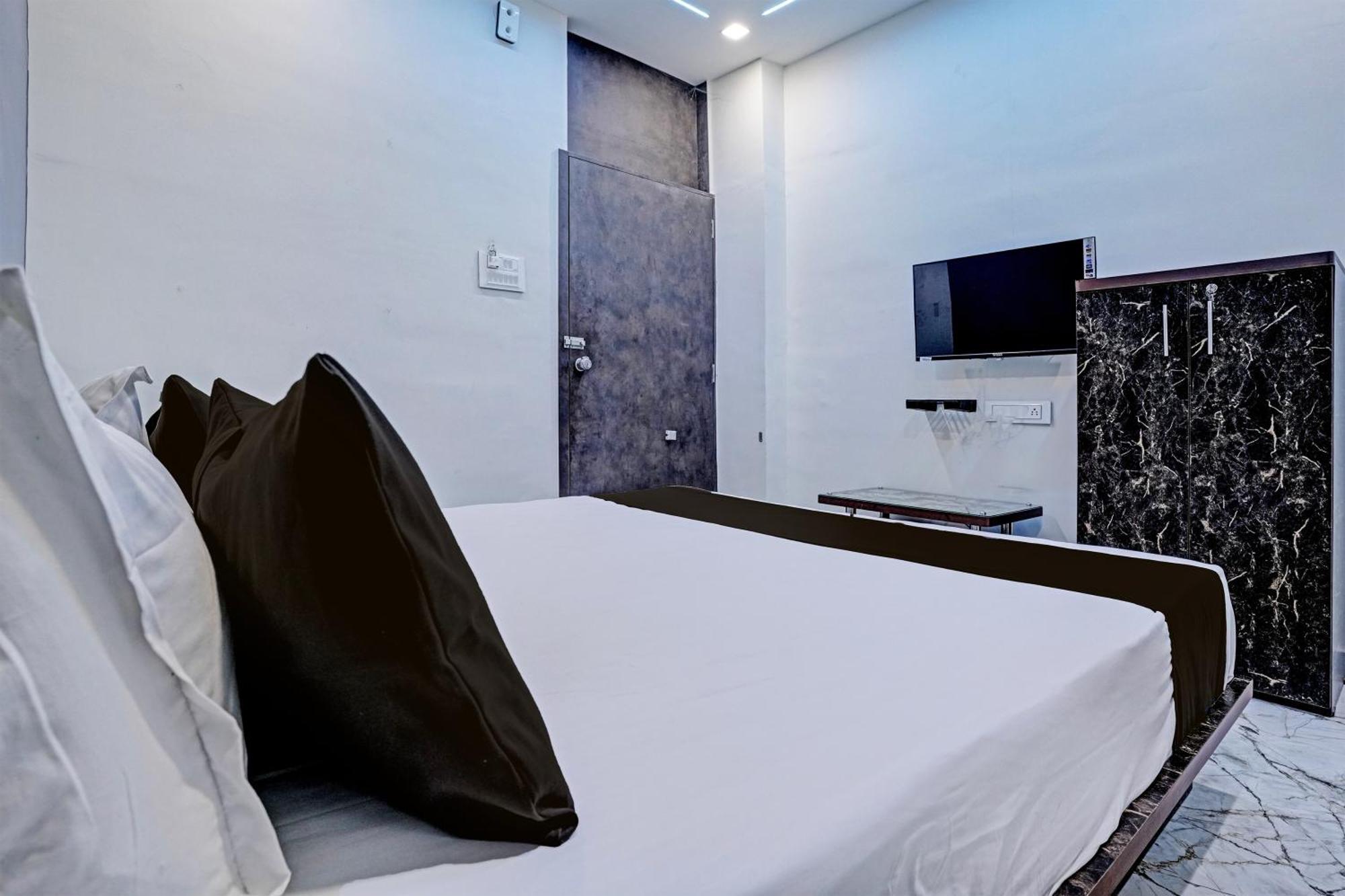 Hotel O White Palace Hotel ราชโกฎิ ภายนอก รูปภาพ