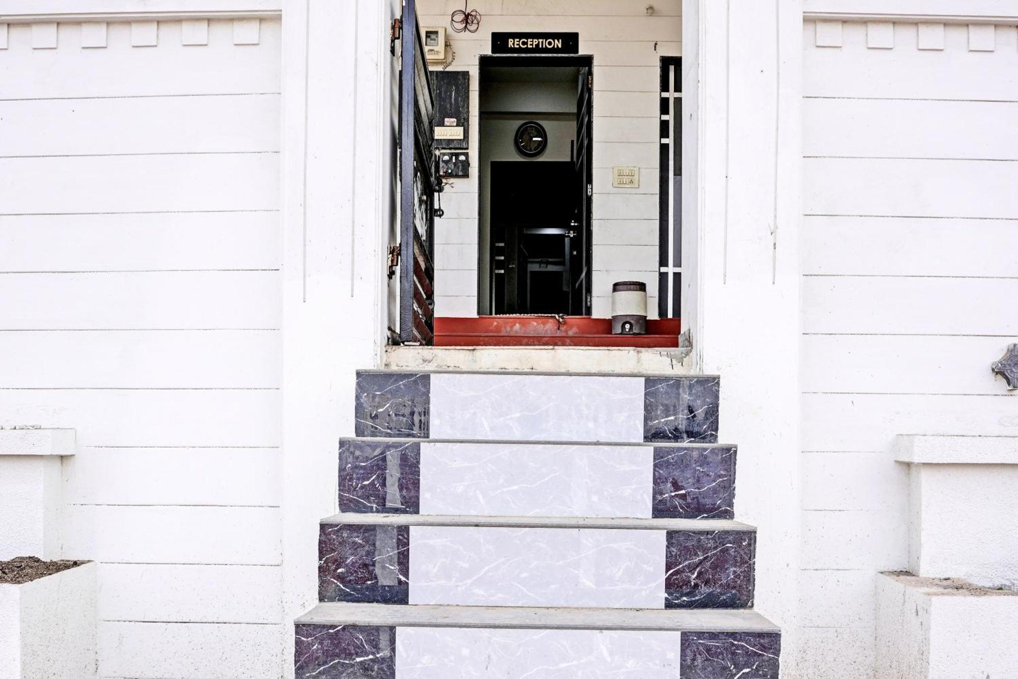 Hotel O White Palace Hotel ราชโกฎิ ภายนอก รูปภาพ